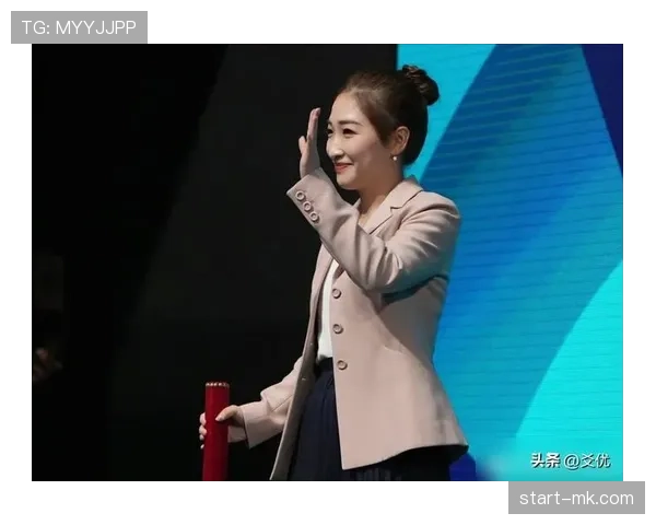 刘诗雯在家蹲沙发像隔壁姑娘，翻包那一瞬间我的钱包仿佛被羞辱了